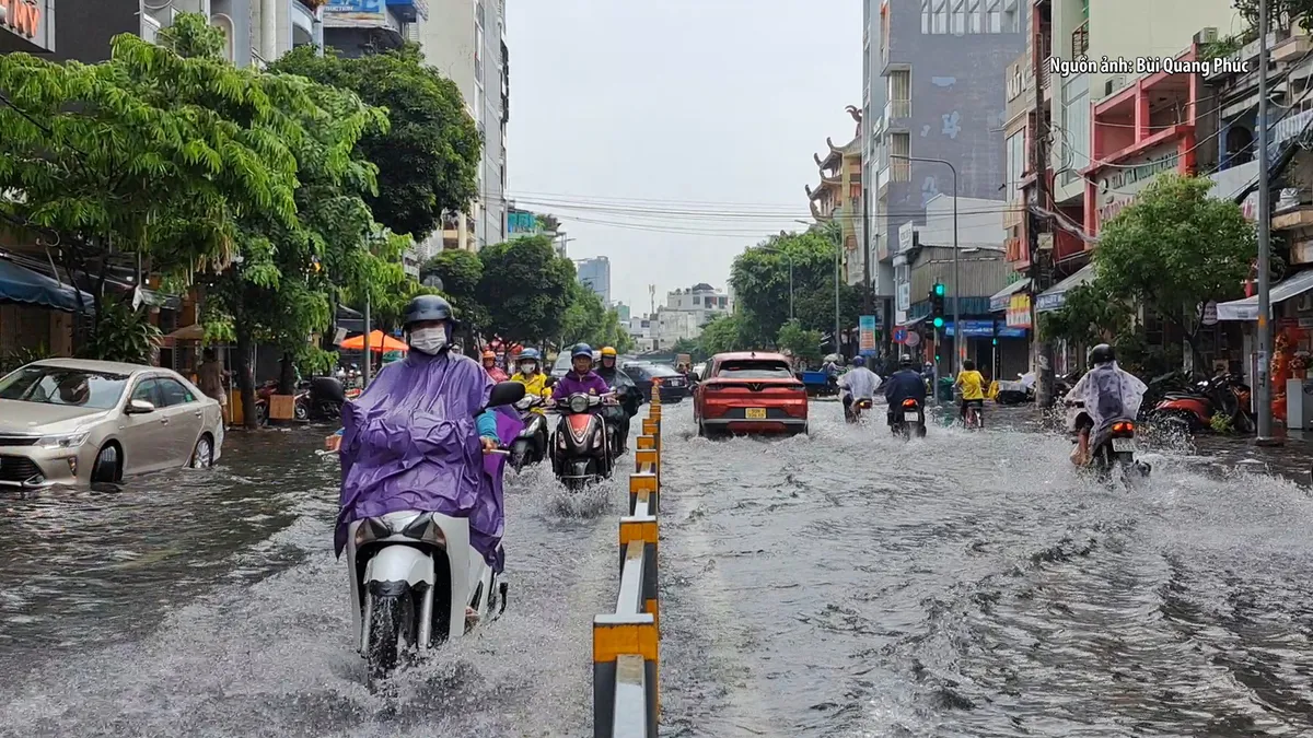 TP Hồ Chí Minh mưa trắng trời gây ngập úng - Ảnh 2.