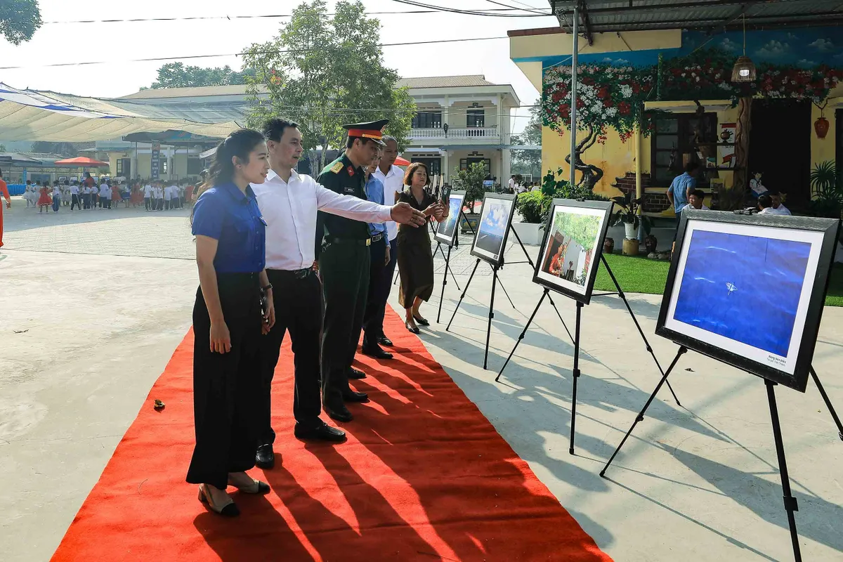 Triển lãm ảnh Em yêu biển đảo Việt Nam cho các em nhỏ Thái Nguyên - Ảnh 5.