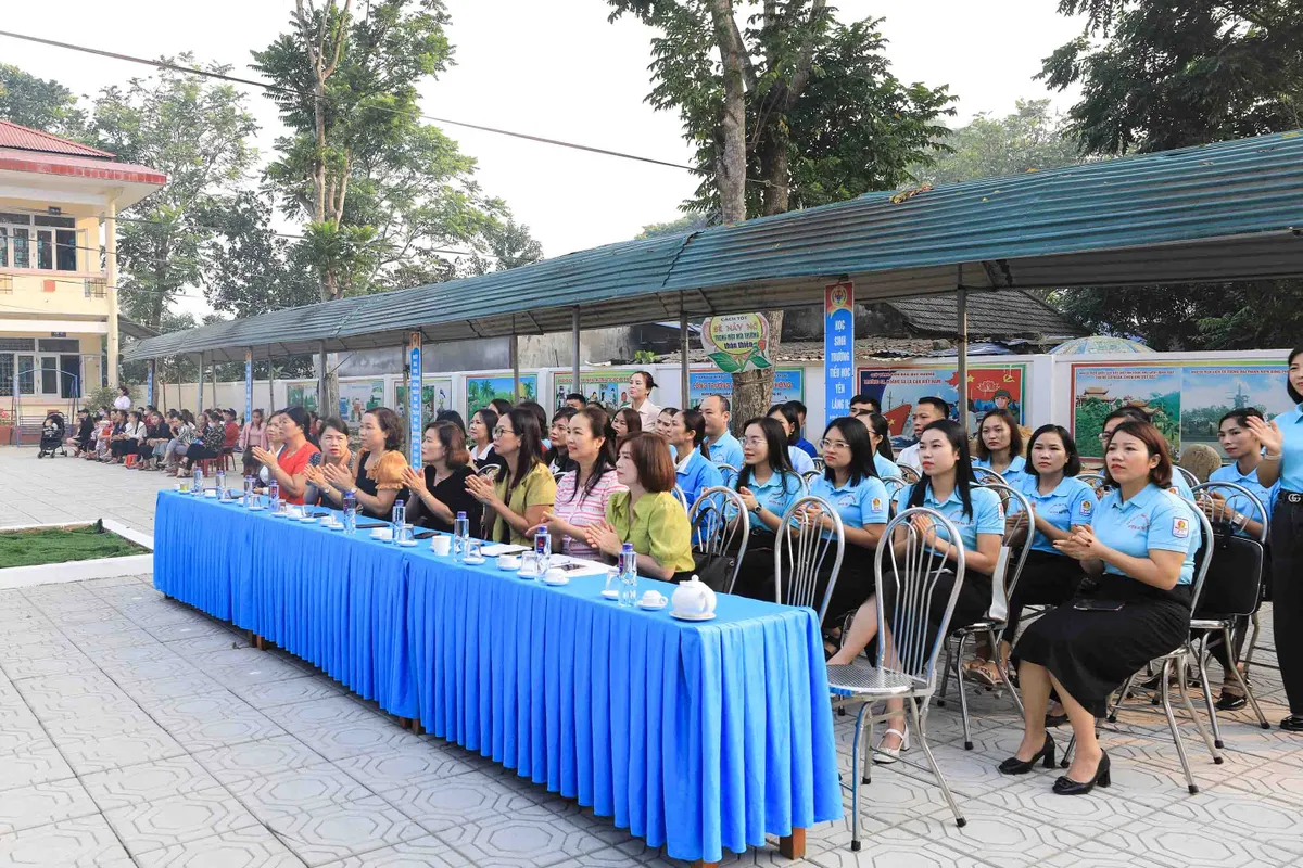 Triển lãm ảnh Em yêu biển đảo Việt Nam cho các em nhỏ Thái Nguyên - Ảnh 2.