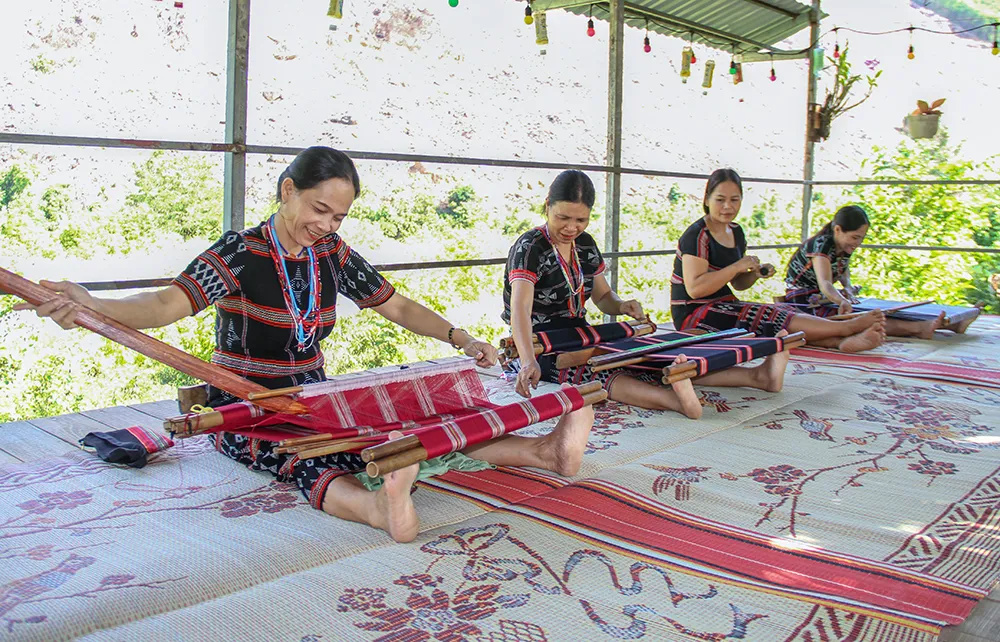 Phát huy hơn nữa vai trò của người có uy tín trong đồng bào các dân tộc thiểu số - Ảnh 3.