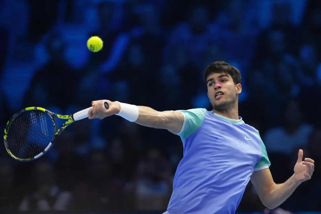 Carlos Alcaraz thắng trận đầu ti&ecirc;n tại ATP Finals 2024   - Ảnh 1.
