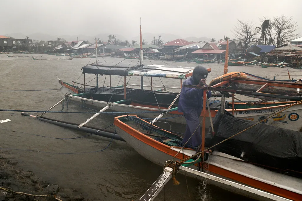 Bão Usagi tăng tốc hướng về Philippines - Ảnh 1.