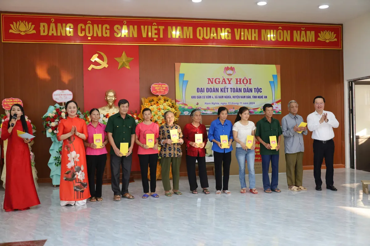 Bí thư Tỉnh ủy, Chủ tịch UBND tỉnh Nghệ An dự Ngày hội Đại đoàn kết tại Nam Đàn - Ảnh 6.