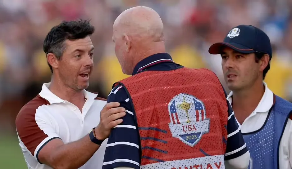 Shane Lowry v&agrave; Rory McIlroy: Từ chối 315.000 bảng, chơi miễn ph&iacute; tại Ryder Cup - Ảnh 2.