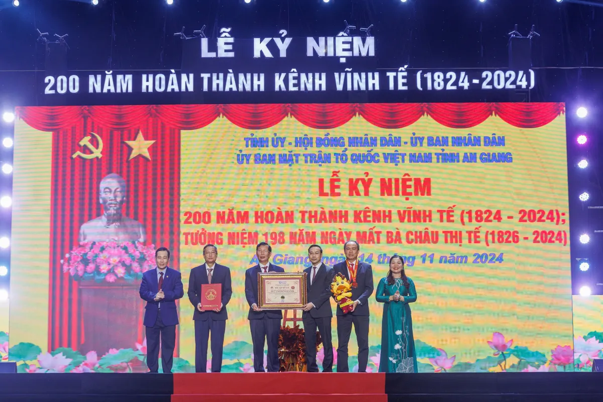 Kênh đào Vĩnh Tế xác lập kỷ lục Việt Nam - Ảnh 1.