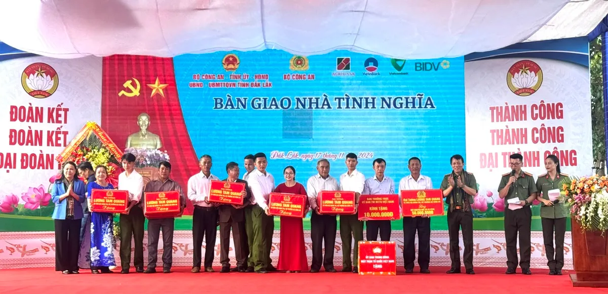 Đại tướng, Bộ trưởng Bộ Công an Lương Tam Quang dự Ngày Hội Đại đoàn kết toàn dân tộc tại Đắk Lắk - Ảnh 5.