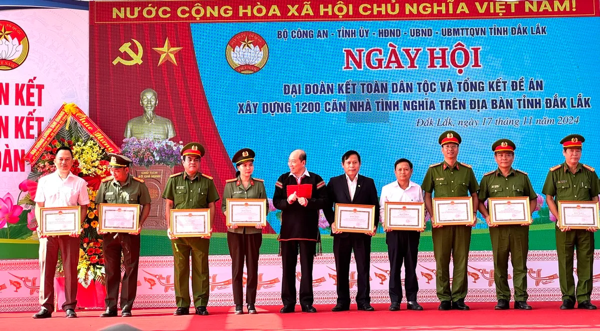 Đại tướng, Bộ trưởng Bộ Công an Lương Tam Quang dự Ngày Hội Đại đoàn kết toàn dân tộc tại Đắk Lắk - Ảnh 4.