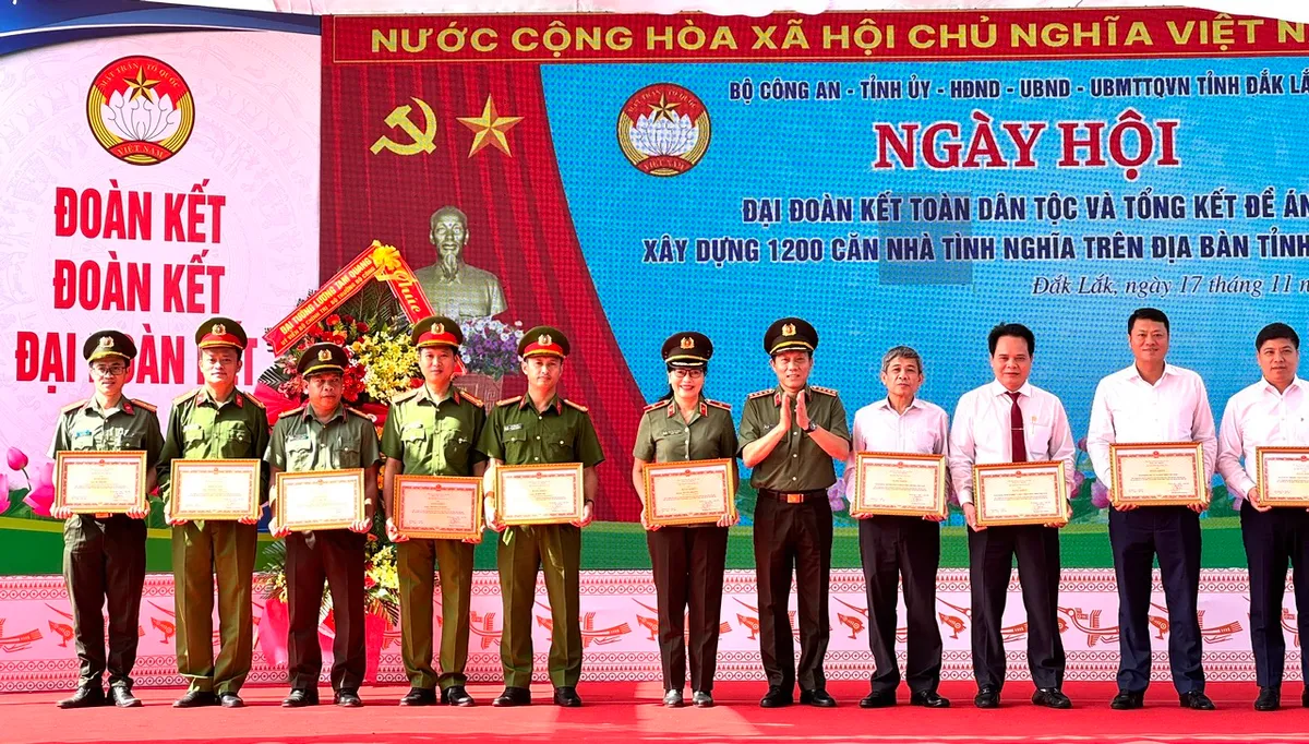 Đại tướng, Bộ trưởng Bộ Công an Lương Tam Quang dự Ngày Hội Đại đoàn kết toàn dân tộc tại Đắk Lắk - Ảnh 3.