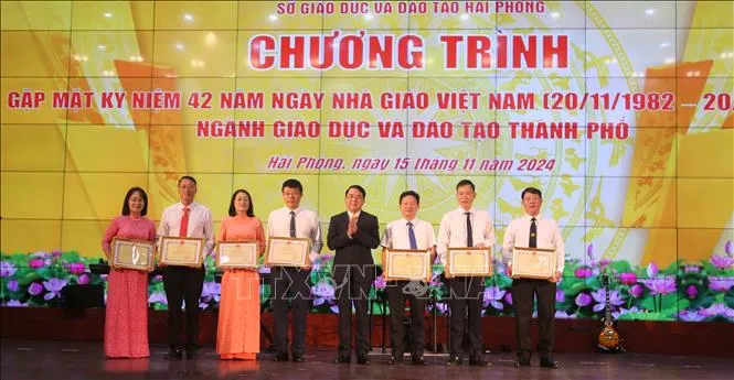 Tuy&ecirc;n dương những gương mặt xuất sắc trong sự nghiệp gi&aacute;o dục - Ảnh 1.