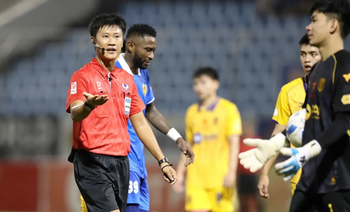 Dư âm vòng 8 V-League 2024: Trả lại tên cho VAR và lời cám ơn trọng tài - Ảnh 4. Dư âm vòng 8 V-League 2024: Trả lại tên cho VAR và lời cám ơn trọng tài - Ảnh 4.