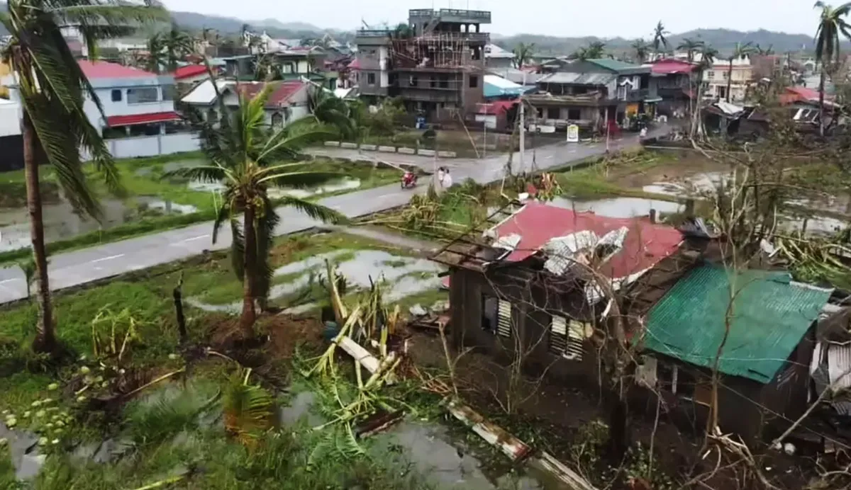 Siêu bão Man-yi cường độ mạnh tàn phá Philippines trước khi vào Biển Đông - Ảnh 1.