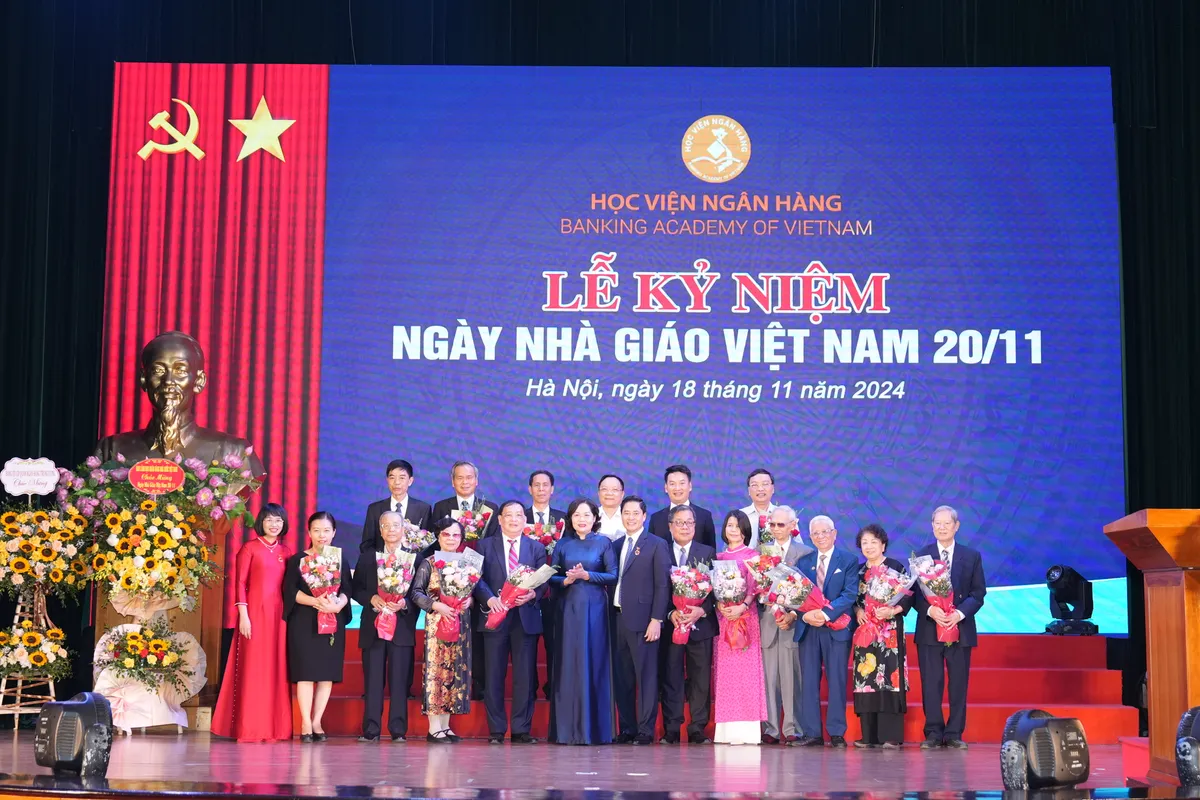 Thống đốc NHNN:  Thầy cô giáo Học viện Ngân hàng luôn hết mình vì sự nghiệp giáo dục - Ảnh 4.