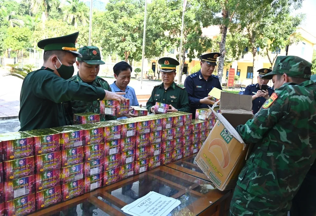 Buôn lậu pháo lại nóng những ngày cuối năm - Ảnh 2.