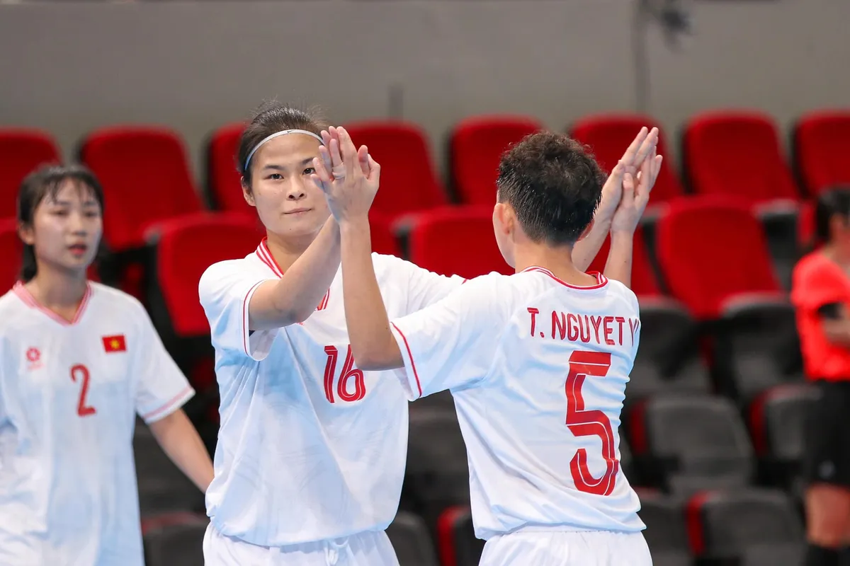 Giải VĐ futsal nữ ĐNA 2024: Tuyển nữ futsal Việt Nam thắng dễ Indonesia - Ảnh 2. Giải VĐ futsal nữ ĐNA 2024: Tuyển nữ futsal Việt Nam thắng dễ Indonesia - Ảnh 2.
