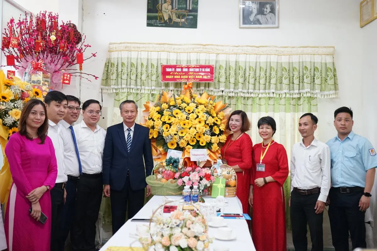 Th&agrave;nh phố Đ&agrave; Nẵng thăm, ch&uacute;c mừng Ng&agrave;y Nh&agrave; gi&aacute;o Việt Nam - Ảnh 1.