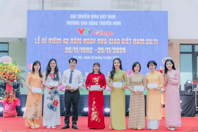 Tổng Giám đốc Đài THVN dự lễ kỷ niệm Ngày Nhà giáo Việt Nam tại Trường Cao đẳng Truyền hình - Ảnh 2.