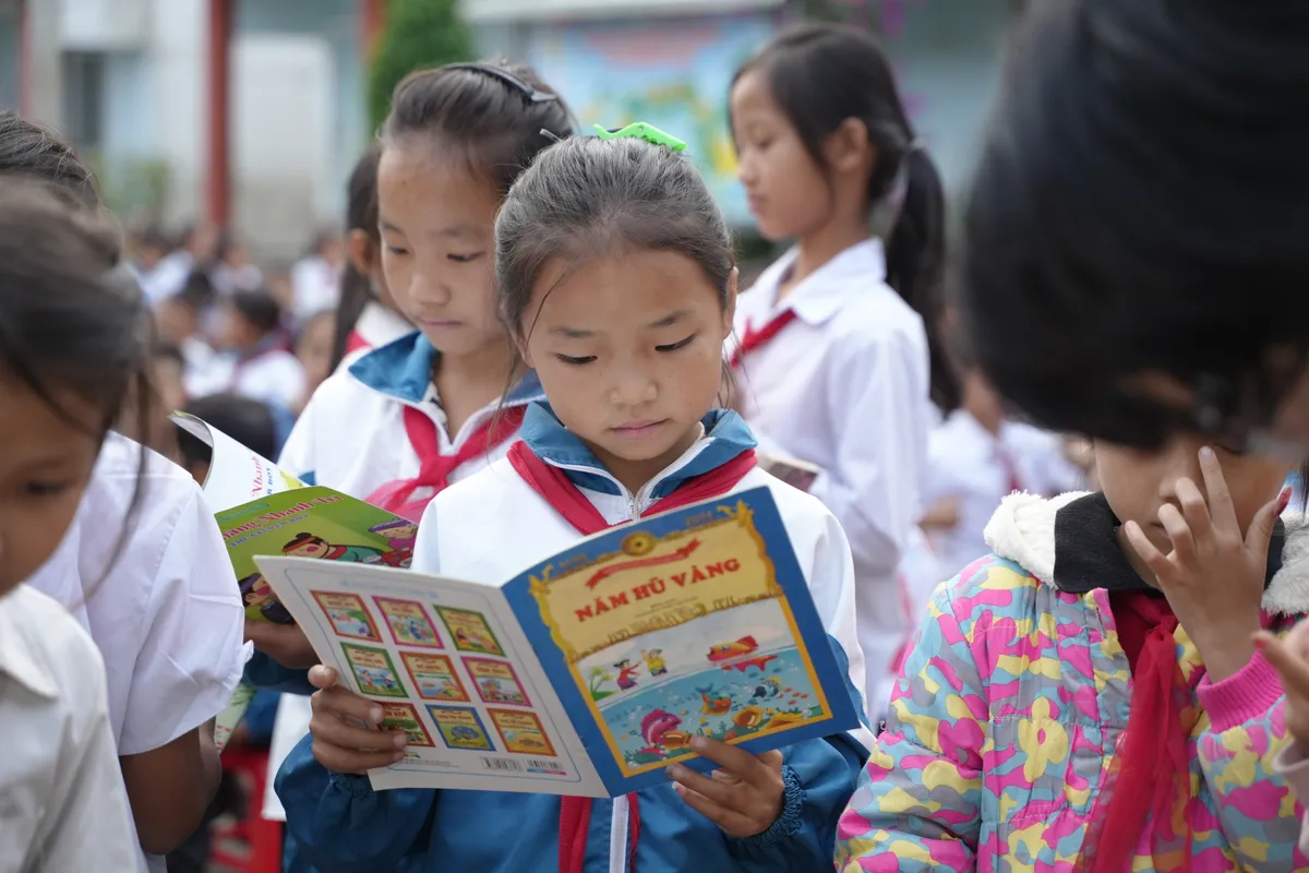 “Thư viện trên bản” lan tỏa văn hóa đọc sách tới học sinh vùng cao - Ảnh 1.