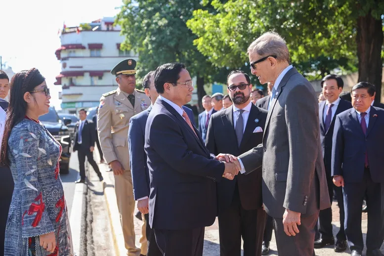 Thủ tướng tưởng niệm lãnh đạo lập quốc và hội đàm với Tổng thống Cộng hòa Dominica - Ảnh 1.