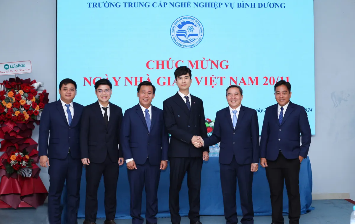 Thỏa thuận hợp t&aacute;c truyền th&ocirc;ng giữa B&igrave;nh Dương 24H v&agrave; trường trung cấp nghề nghiệp vụ B&igrave;nh Dương - Ảnh 1.
