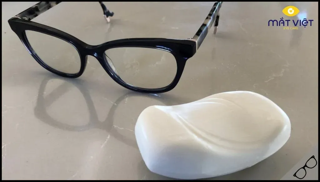 K&iacute;nh với x&agrave; ph&ograve;ng.webp