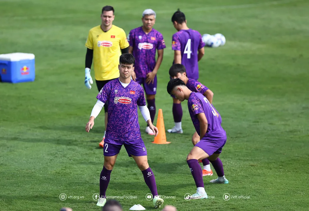 Đội tuyển Việt Nam hứng khởi bước v&agrave;o tập luyện, hướng tới ASEAN Cup 2024 - Ảnh 4.
