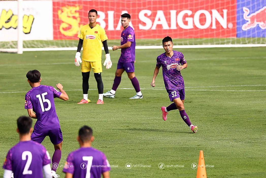 Đội tuyển Việt Nam hứng khởi bước v&agrave;o tập luyện, hướng tới ASEAN Cup 2024 - Ảnh 2.