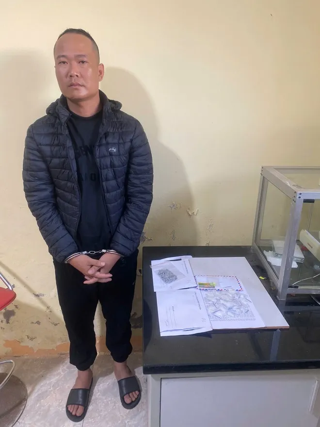 Ph&aacute;t hiện 4 đối tượng bay lắc trong căn hộ liền kề  - Ảnh 1.