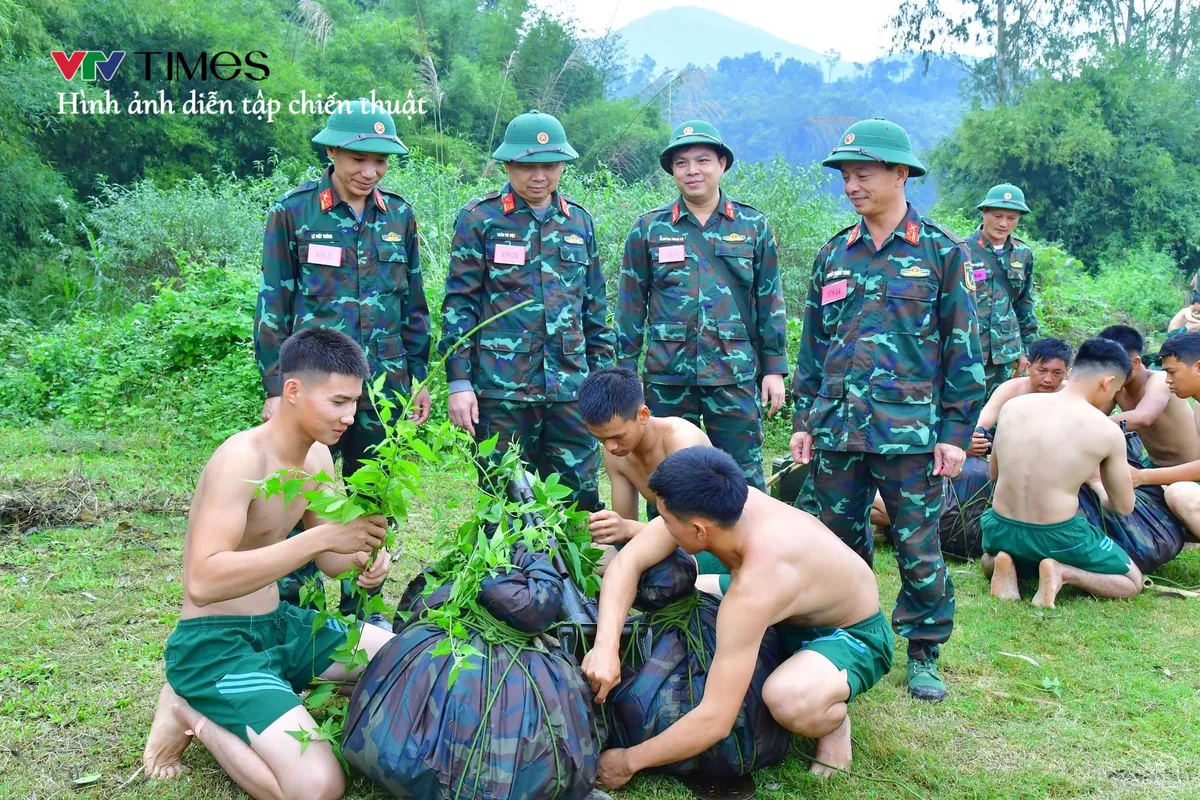 Trung đoàn 764 thực hành vượt sông chiến đấu giữa thời tiết mưa, lạnh - Ảnh 2.