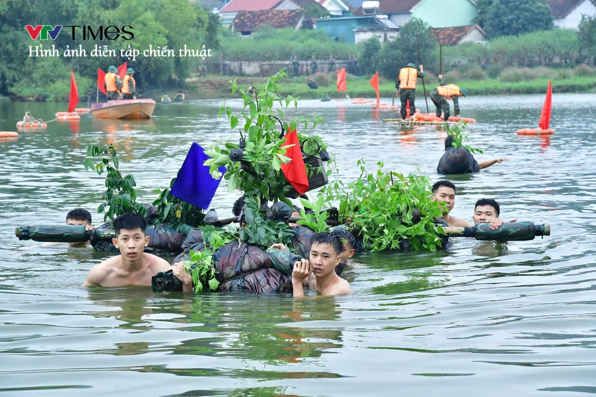 Trung đoàn 764 thực hành vượt sông chiến đấu giữa thời tiết mưa, lạnh - Ảnh 3.