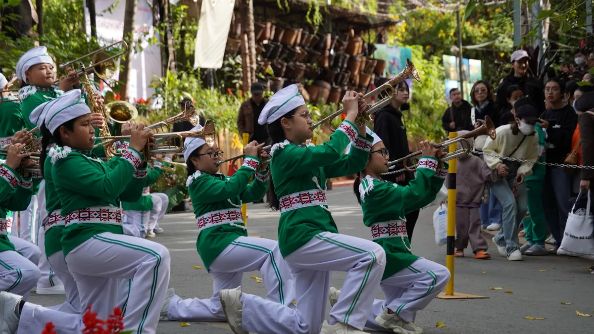 Sặc sỡ thời trang hoa chào mừng Festival Hoa Đà Lạt lần thứ X - Ảnh 6.