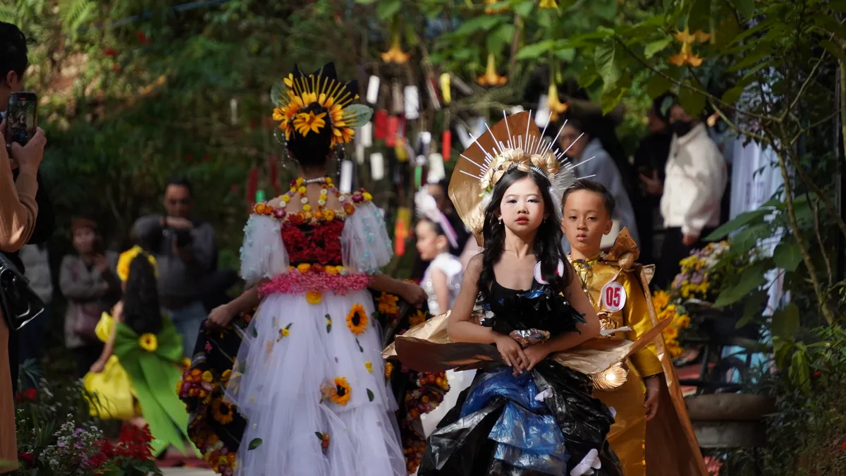 Sặc sỡ thời trang hoa chào mừng Festival Hoa Đà Lạt lần thứ X - Ảnh 2.