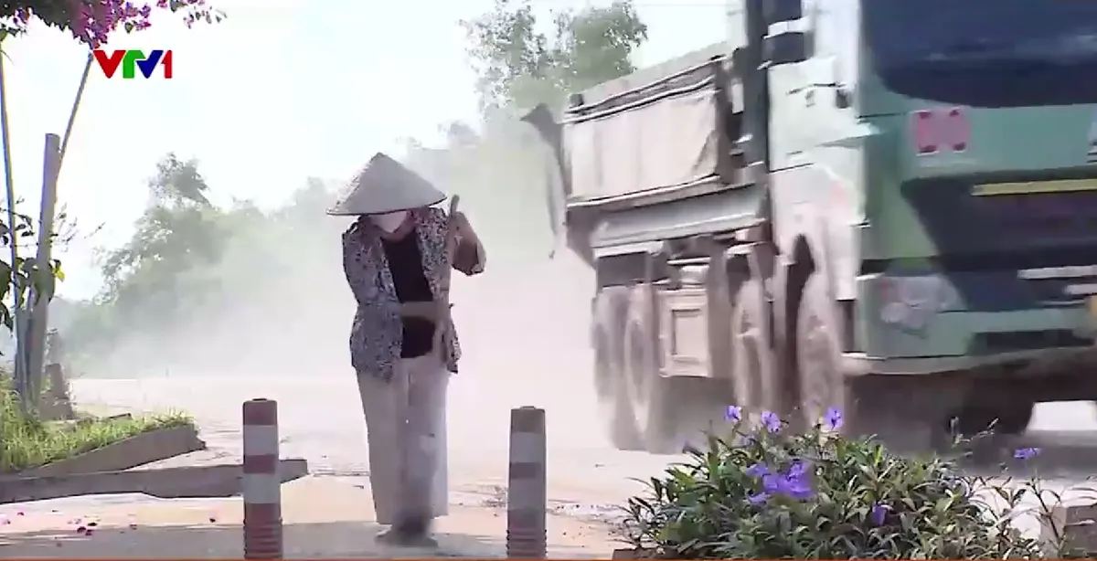 Hưng Y&ecirc;n: Vận chuyển c&aacute;t g&acirc;y ảnh hưởng đến khu d&acirc;n cư - Ảnh 1.