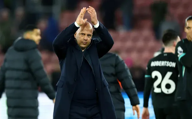 Arne Slot cảnh b&aacute;o Liverpool: Đừng đi v&agrave;o vết xe đổ của Arsenal! - Ảnh 1.