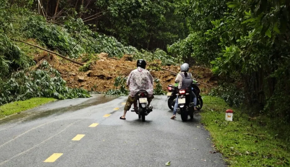 Mưa lớn sạt lở nhiều tuyến đường, Quảng Nam di dời hơn 500 hộ dân - Ảnh 1.