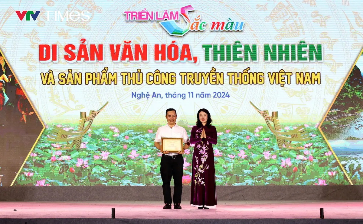 Bế mạc triển lãm “Sắc màu di sản văn hóa, thiên nhiên và sản phẩm thủ công truyền thống Việt Nam” - Ảnh 4.