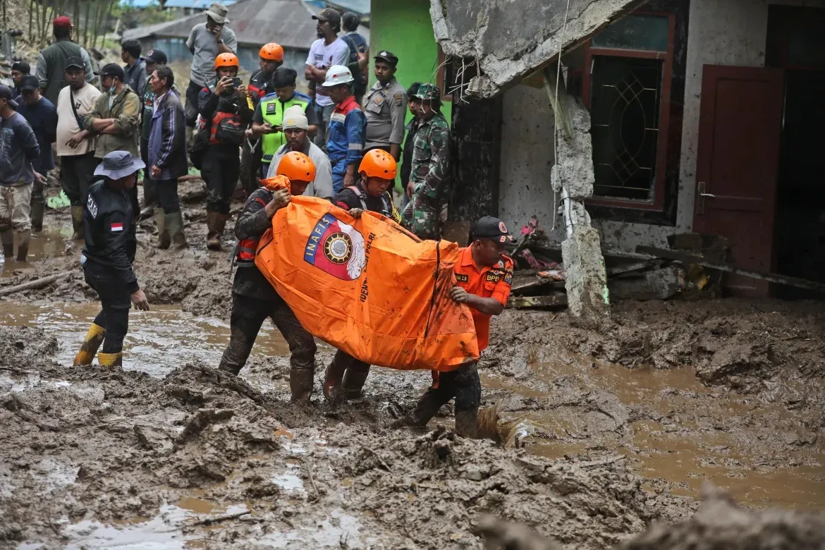 Lũ lụt nghiêm trọng, Indonesia điều thiết bị hạng nặng cứu hộ người dân - Ảnh 2.