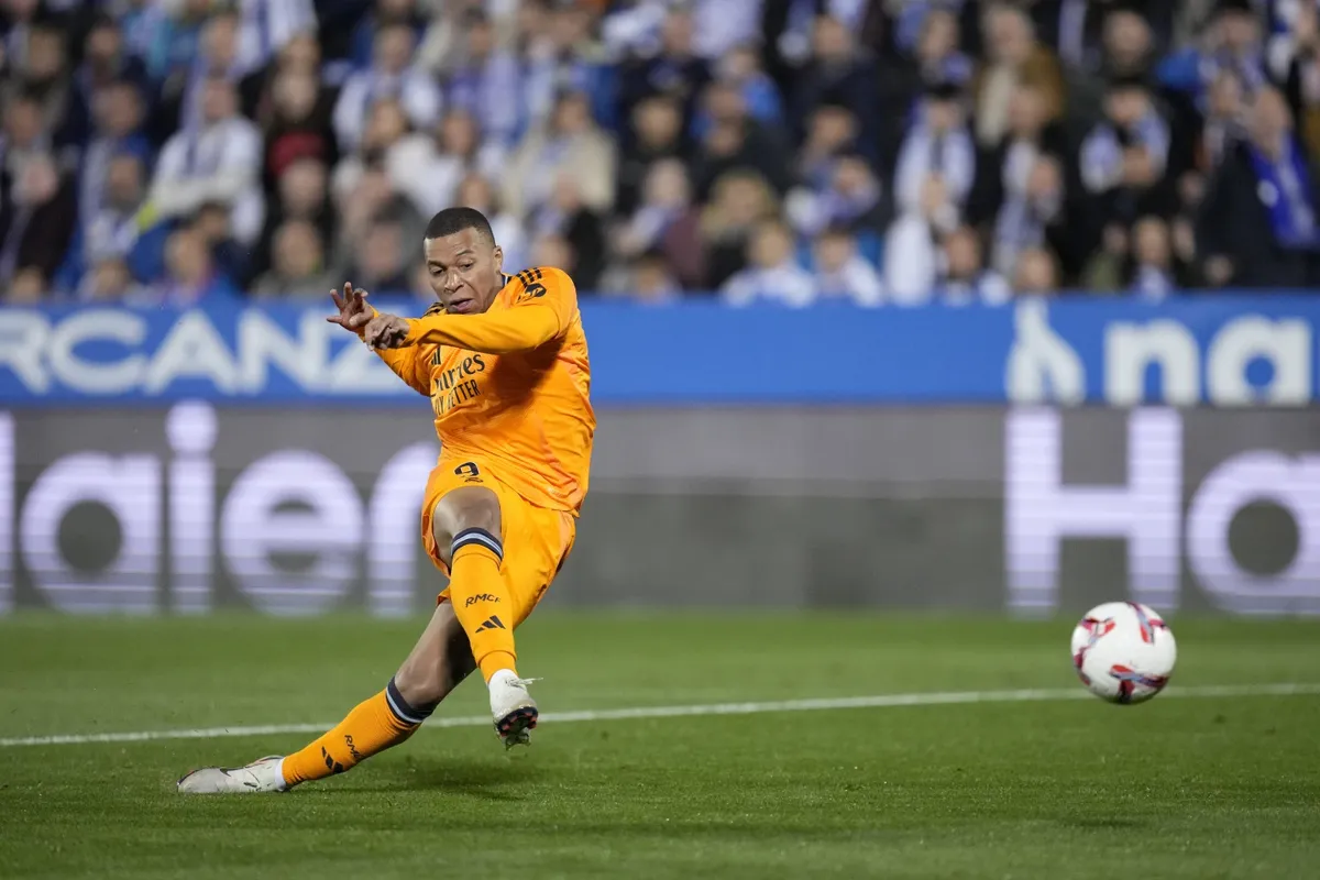 Real Madrid đối đầu Liverpool: Sự thật n&agrave;o sẽ vạch trần Super League của Perez? - Ảnh 1.