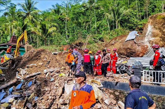 Lũ lụt nghiêm trọng, Indonesia điều thiết bị hạng nặng cứu hộ người dân - Ảnh 1.