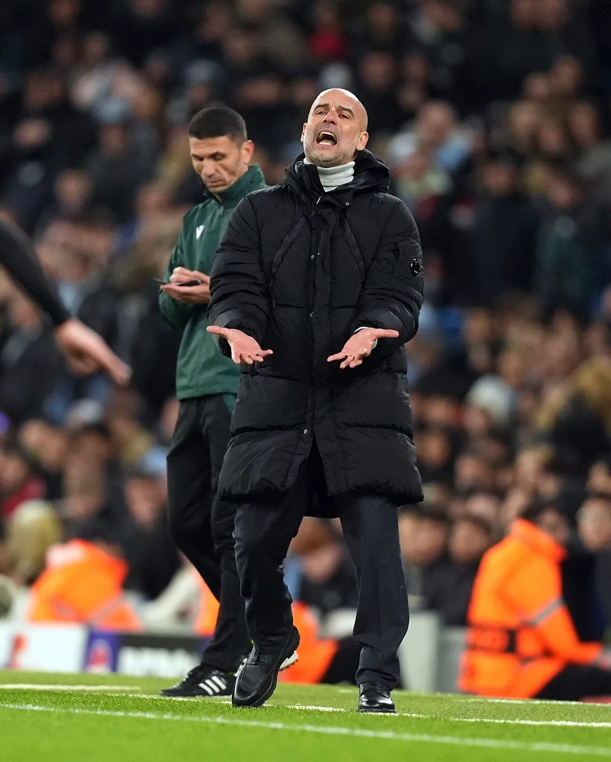 Pep Guardiola tự c&agrave;o xước mặt sau trận h&ograve;a như thua của Man City - Ảnh 2.