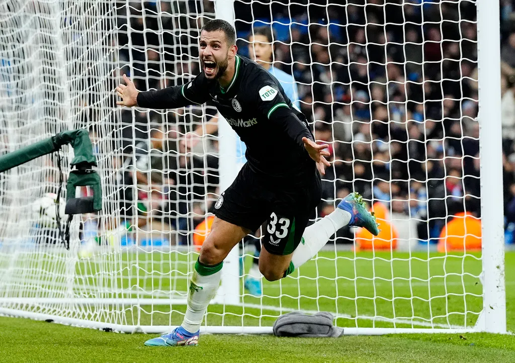 Man City đ&aacute;nh rơi chiến thắng kh&oacute; tin - Ảnh 2.