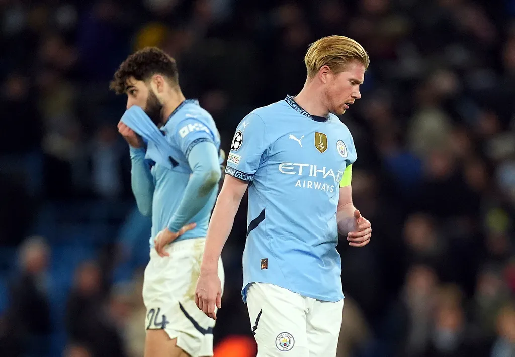 Man City đ&aacute;nh rơi chiến thắng kh&oacute; tin - Ảnh 3.