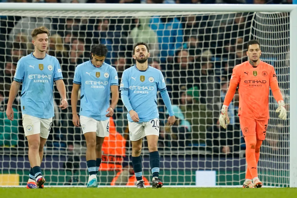 Pep Guardiola tự c&agrave;o xước mặt sau trận h&ograve;a như thua của Man City - Ảnh 3.