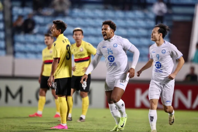 Xu&acirc;n Son ghi b&agrave;n, Th&eacute;p Xanh Nam Định gi&agrave;nh v&eacute; đi tiếp sớm - Ảnh 1.