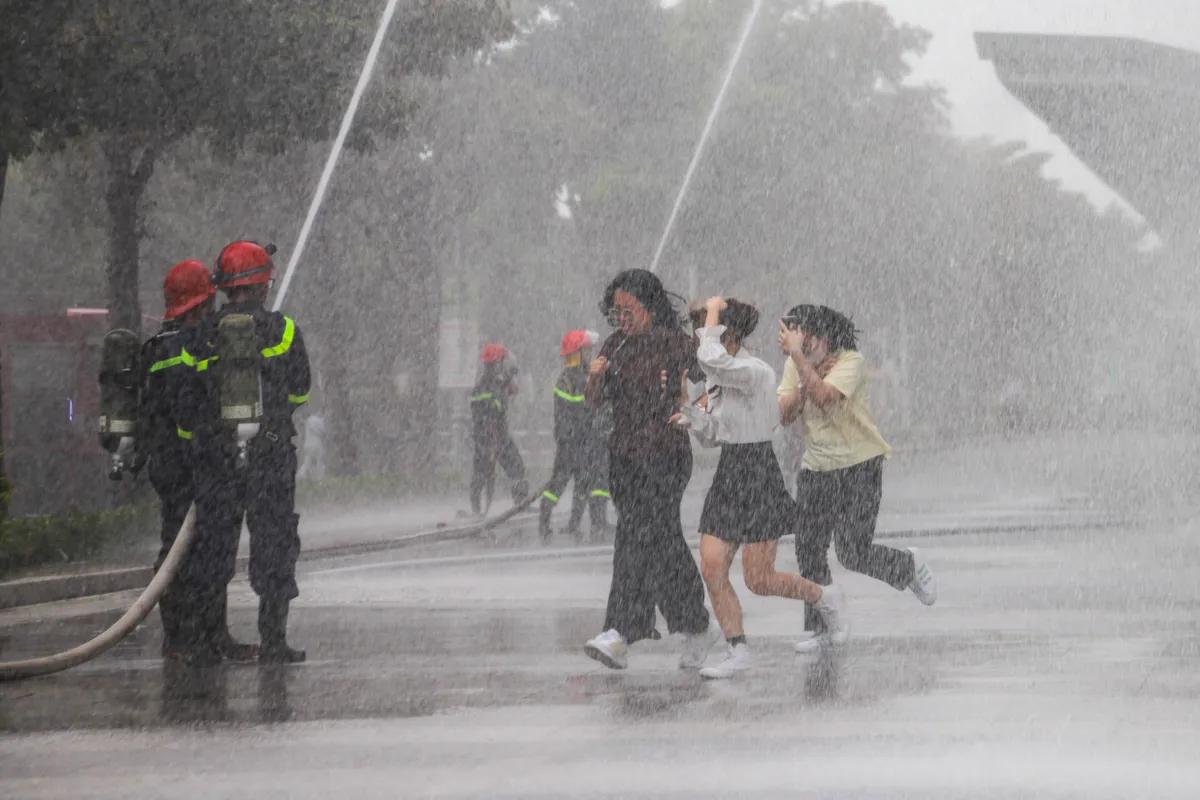 TP Hồ Chí Minh: Diễn tập chữa cháy ở tòa cao ốc văn phòng tập trung đông người - Ảnh 1.