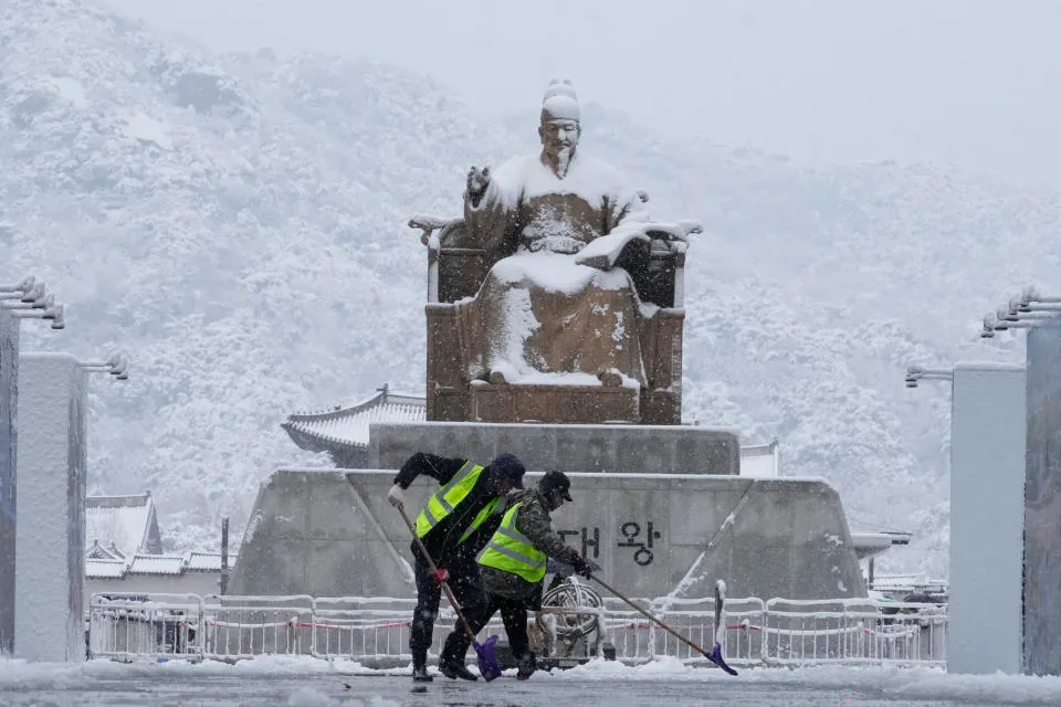 Bão tuyết tồi tệ nhất trong nửa thế kỷ tấn công Seoul (Hàn Quốc), hàng trăm chuyến bay bị hủy - Ảnh 1.