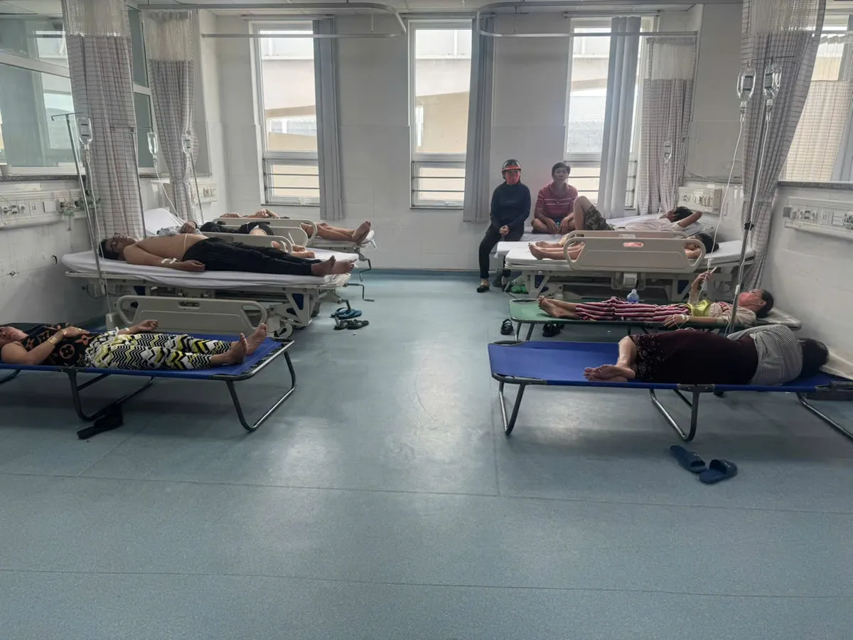 Hơn 200 người nhập viện nghi do ngộ độc sau khi ăn bánh mì tại TP Vũng Tàu - Ảnh 1.