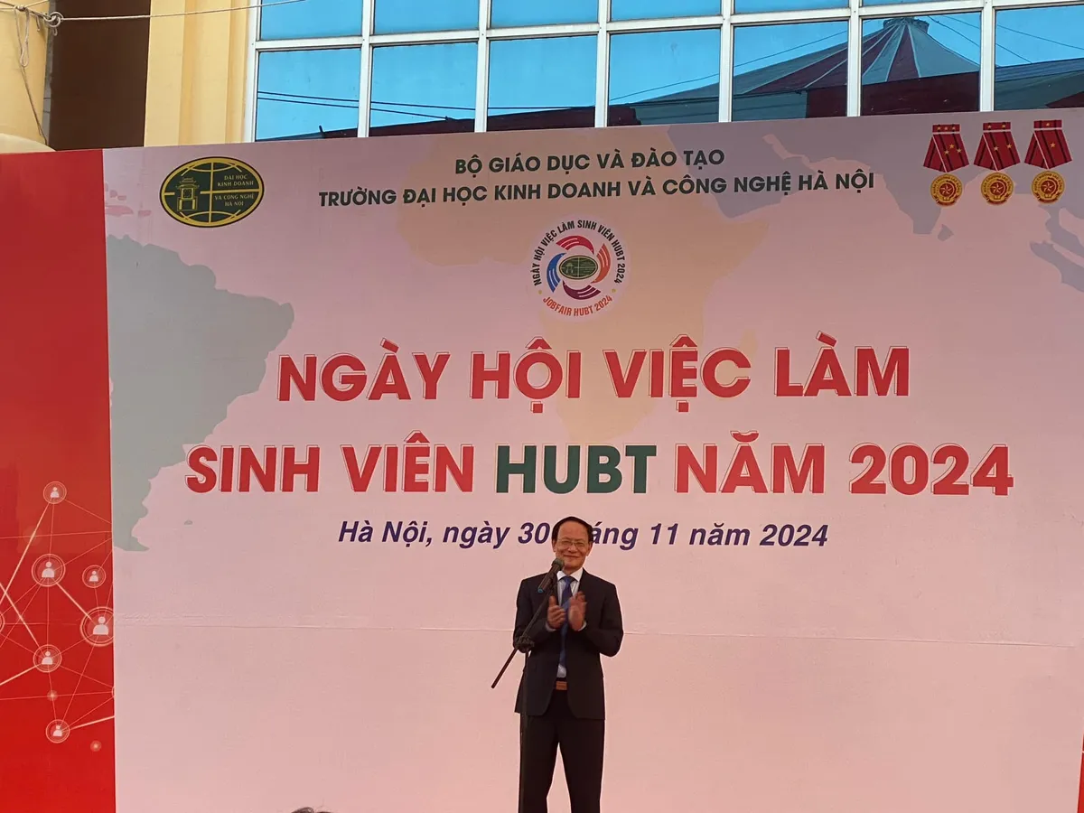 Ng&agrave;y hội việc l&agrave;m sinh vi&ecirc;n HUBT năm 2024 thu h&uacute;t 100 doanh nghiệp, 5.000 cơ hội việc l&agrave;m - Ảnh 4.