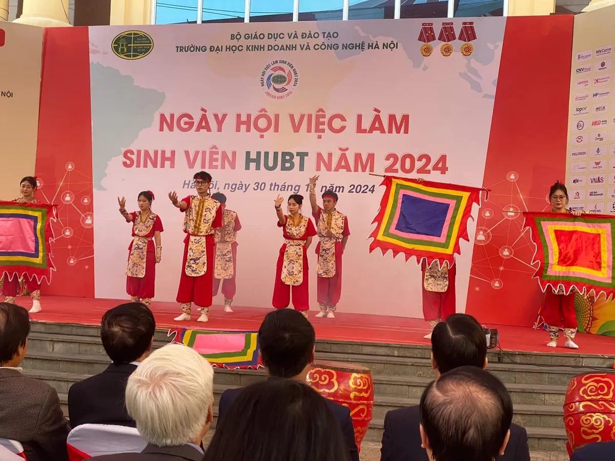 Ng&agrave;y hội việc l&agrave;m sinh vi&ecirc;n HUBT năm 2024 thu h&uacute;t 100 doanh nghiệp, 5.000 cơ hội việc l&agrave;m - Ảnh 3.