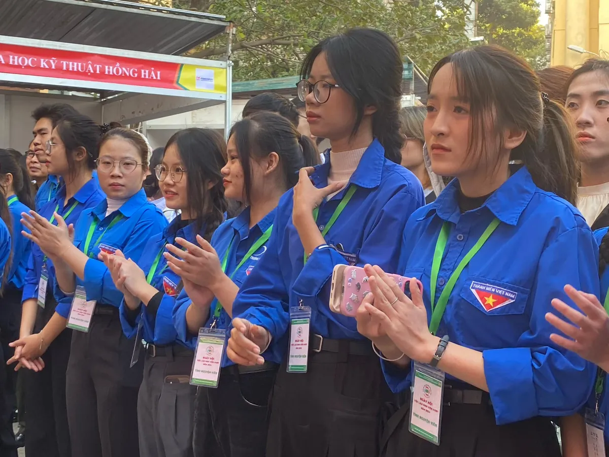 Ng&agrave;y hội việc l&agrave;m sinh vi&ecirc;n HUBT năm 2024 thu h&uacute;t 100 doanh nghiệp, 5.000 cơ hội việc l&agrave;m - Ảnh 5.