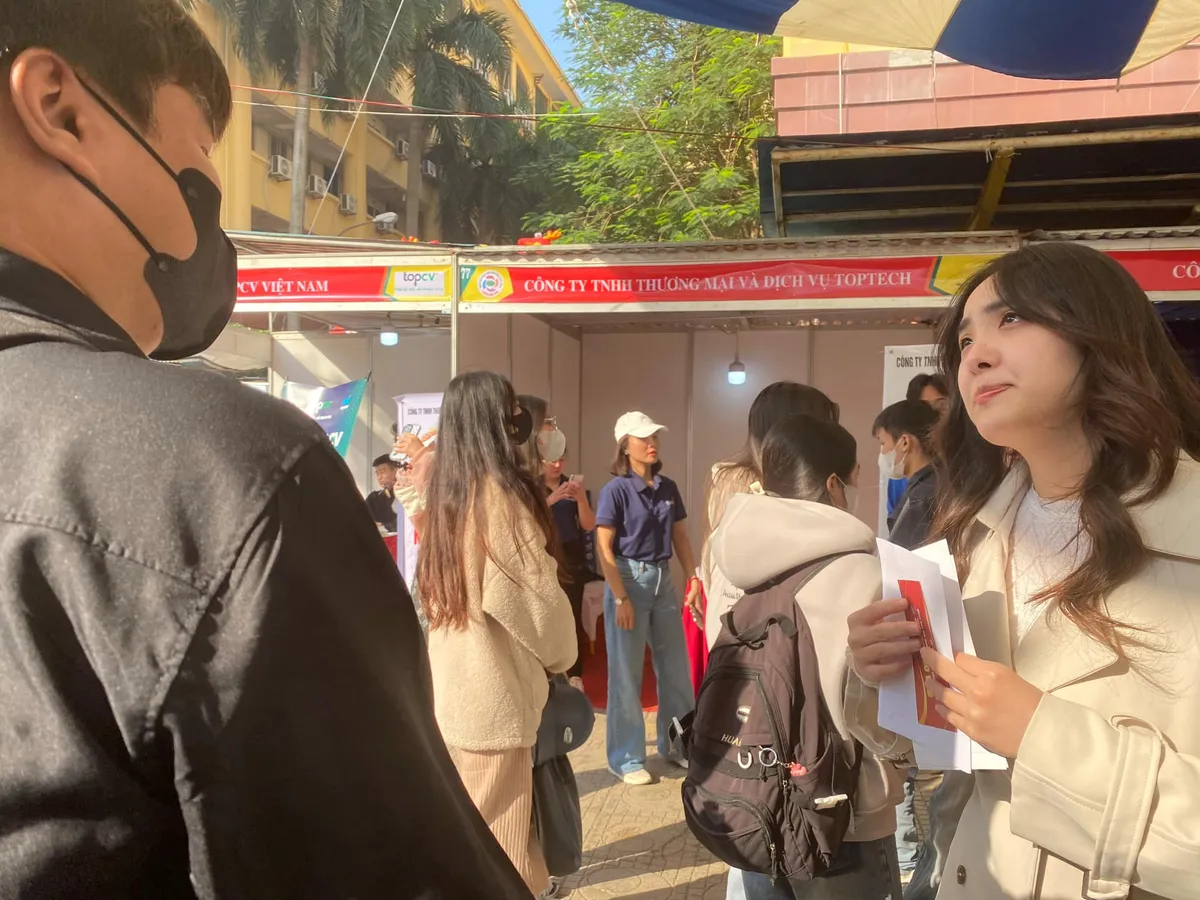 Ng&agrave;y hội việc l&agrave;m sinh vi&ecirc;n HUBT năm 2024 thu h&uacute;t 100 doanh nghiệp, 5.000 cơ hội việc l&agrave;m - Ảnh 10.